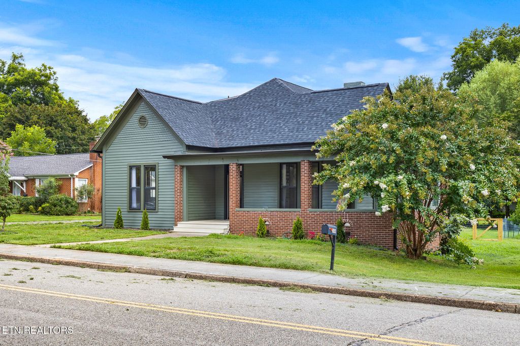 Photo of 304 Broad St, Sweetwater, TN 37874 (MLS # 1311492)