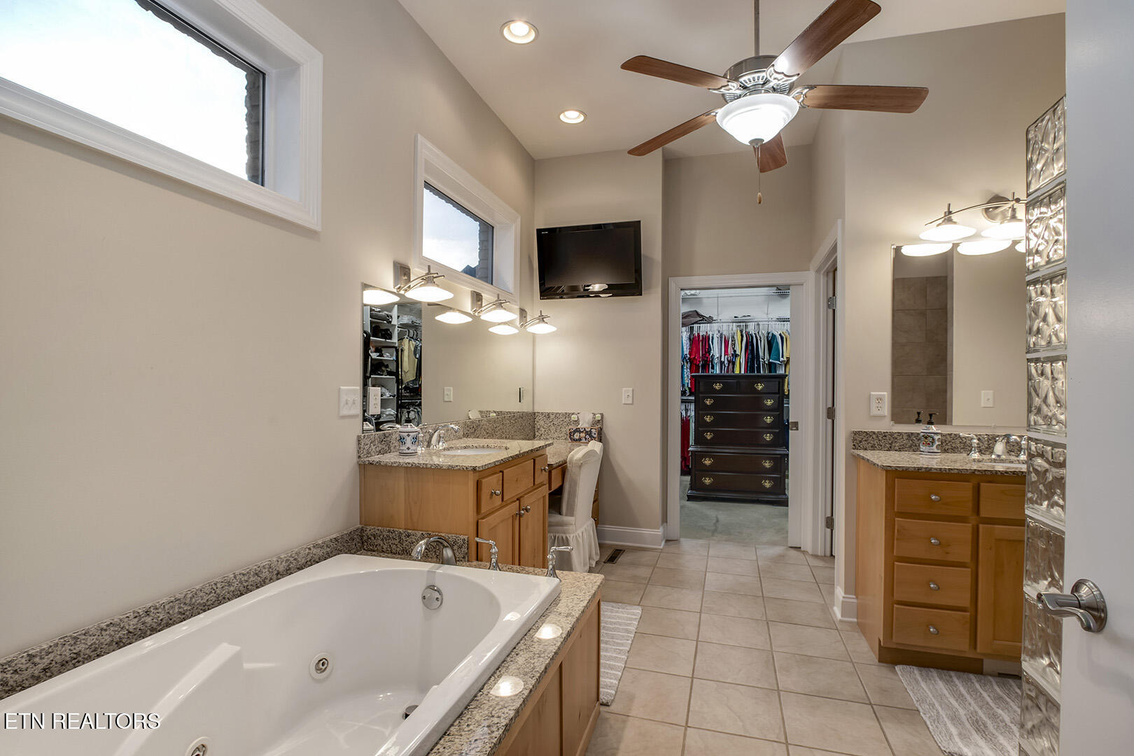 Vonore, Tennessee, 37885, United States, 5 Bedrooms Bedrooms, ,4 BathroomsBathrooms,Residential,Active,2036035