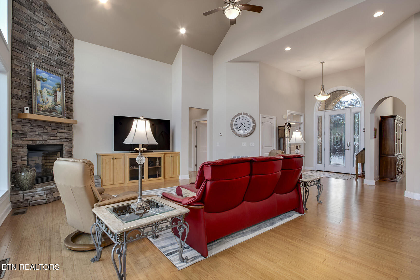 Vonore, Tennessee, 37885, United States, 5 Bedrooms Bedrooms, ,4 BathroomsBathrooms,Residential,Active,2036035