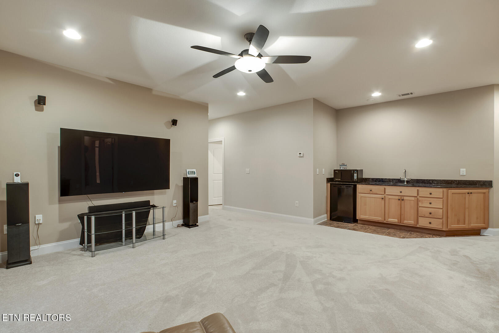 Vonore, Tennessee, 37885, United States, 5 Bedrooms Bedrooms, ,4 BathroomsBathrooms,Residential,Active,2036035