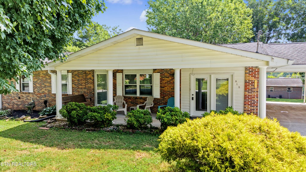 Photo of 915 Panorama Drive, Maryville, TN 37801 (MLS # 1355971)