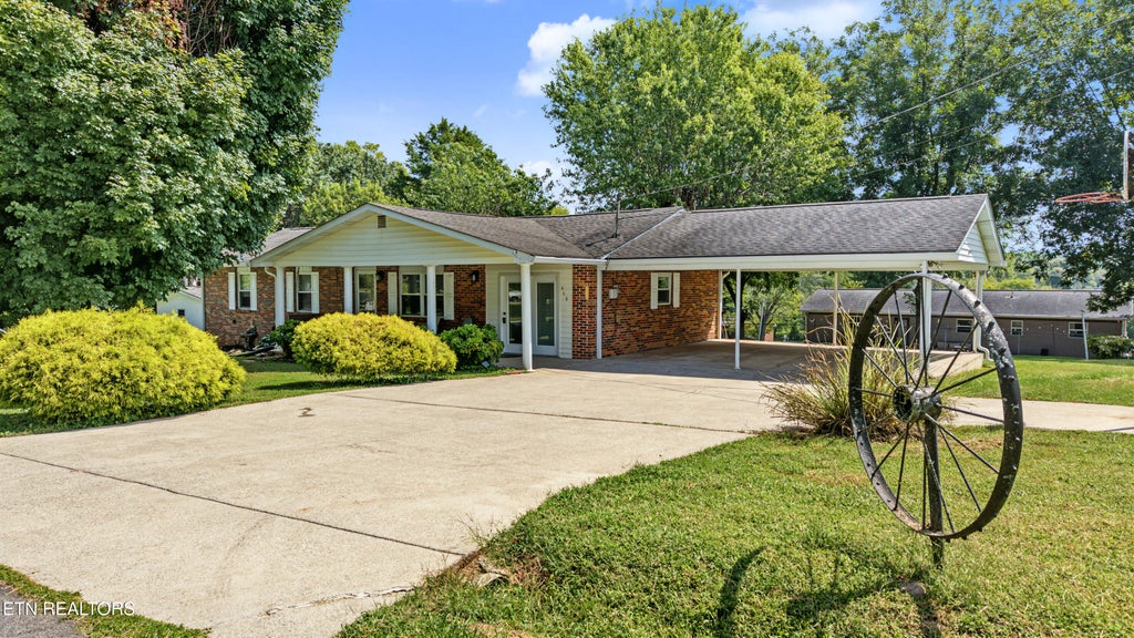 Photo of 915 Panorama Drive, Maryville, TN 37801 (MLS # 1355971)