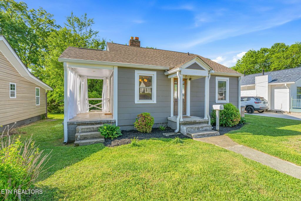 Photo of 822 Radford Place, Knoxville, TN 37917 (MLS # 1338180)