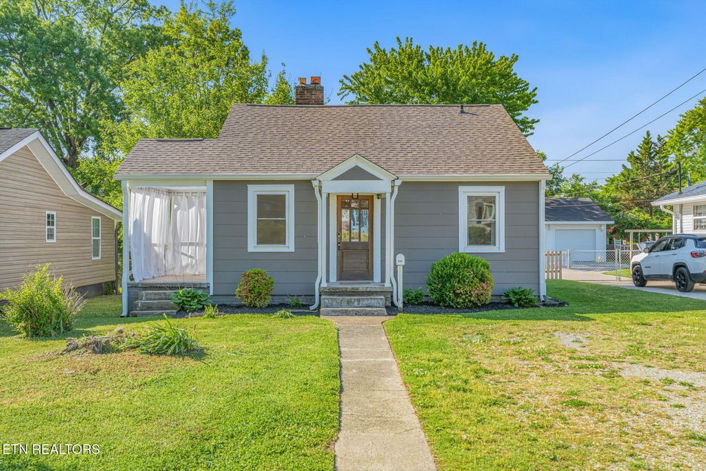 Photo of 822 Radford Place, Knoxville, TN 37917 (MLS # 1338180)