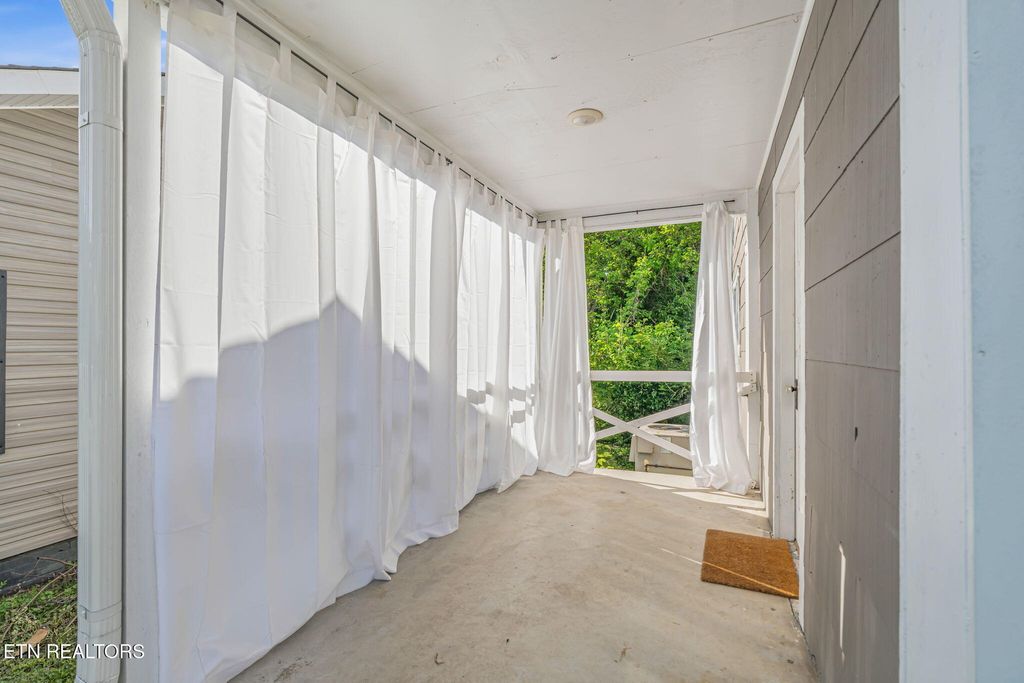 Photo of 822 Radford Place, Knoxville, TN 37917 (MLS # 1338180)