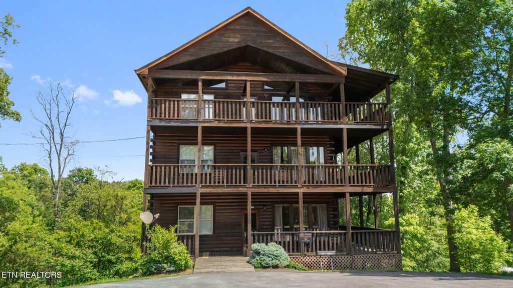 Photo of 368 Oak Lake Drive, Sevierville, TN 37876 (MLS # 1328594)