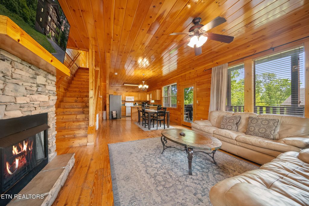 Photo of 368 Oak Lake Drive, Sevierville, TN 37876 (MLS # 1328594)