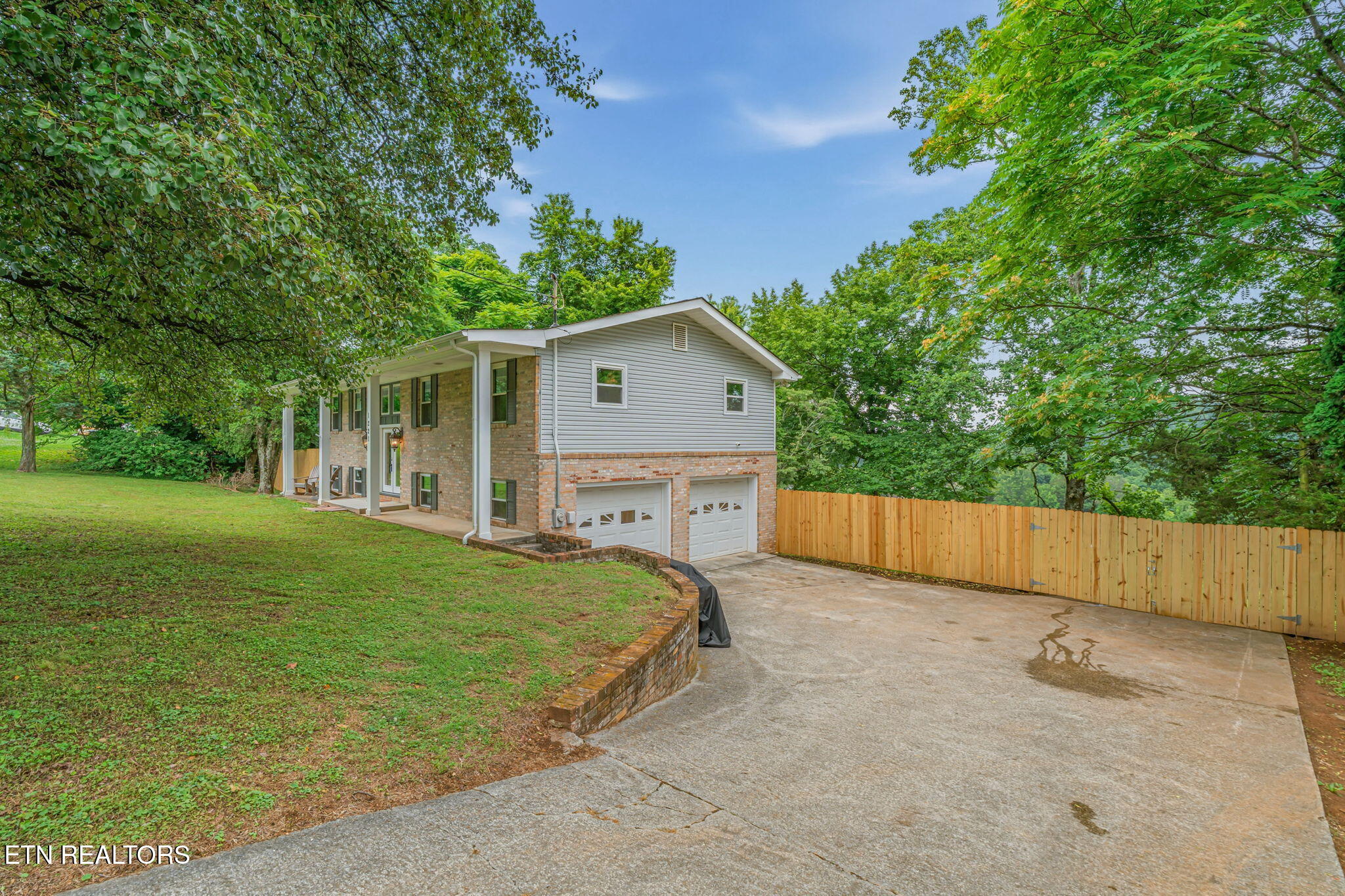 1221 Laurel Rd