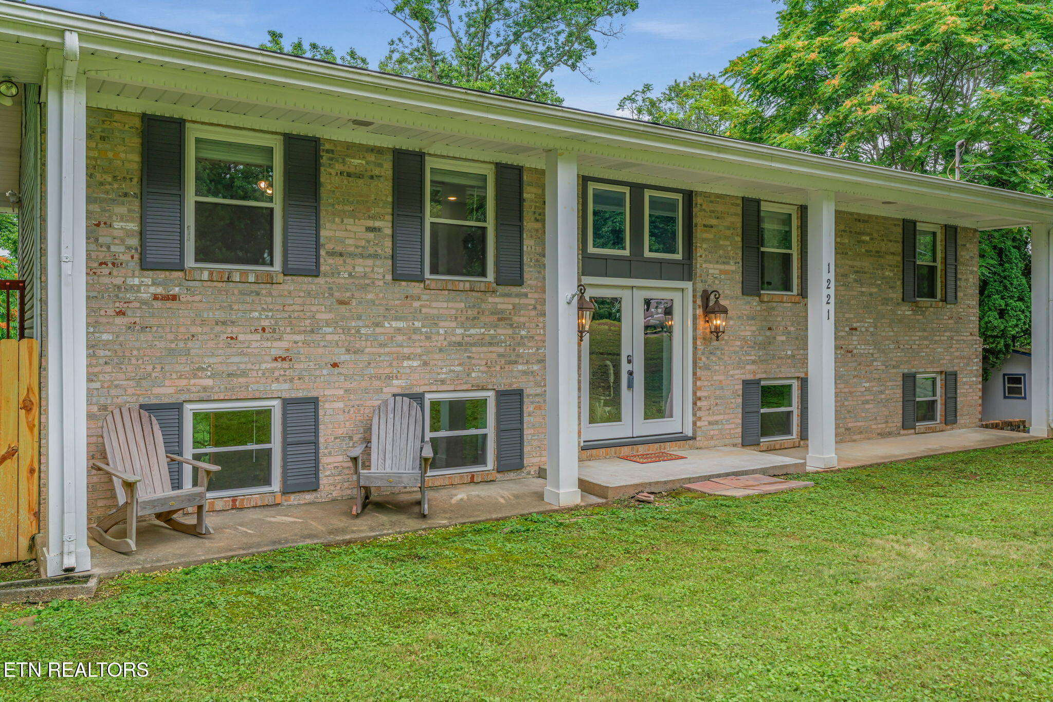 1221 Laurel Rd