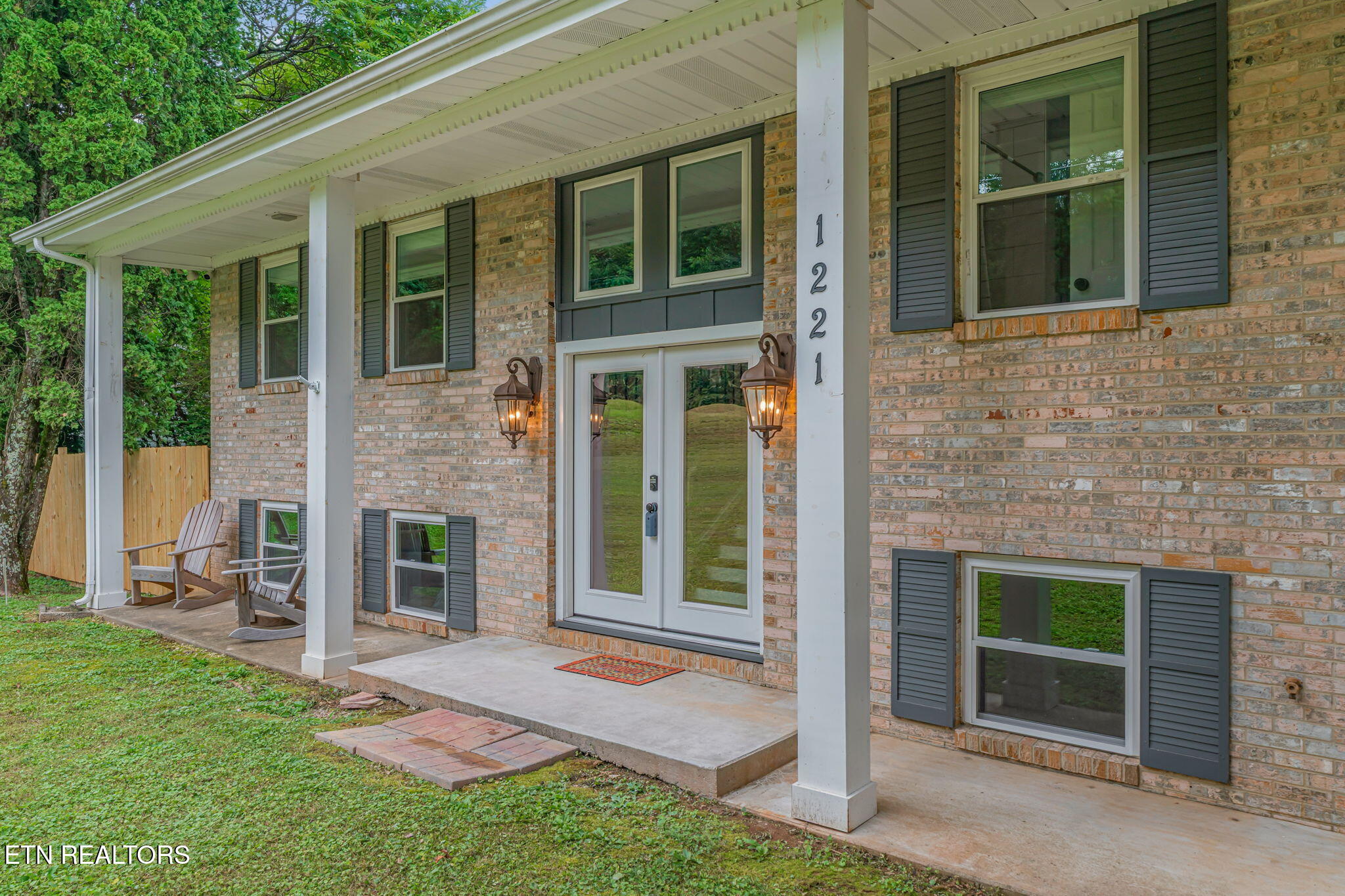 1221 Laurel Rd