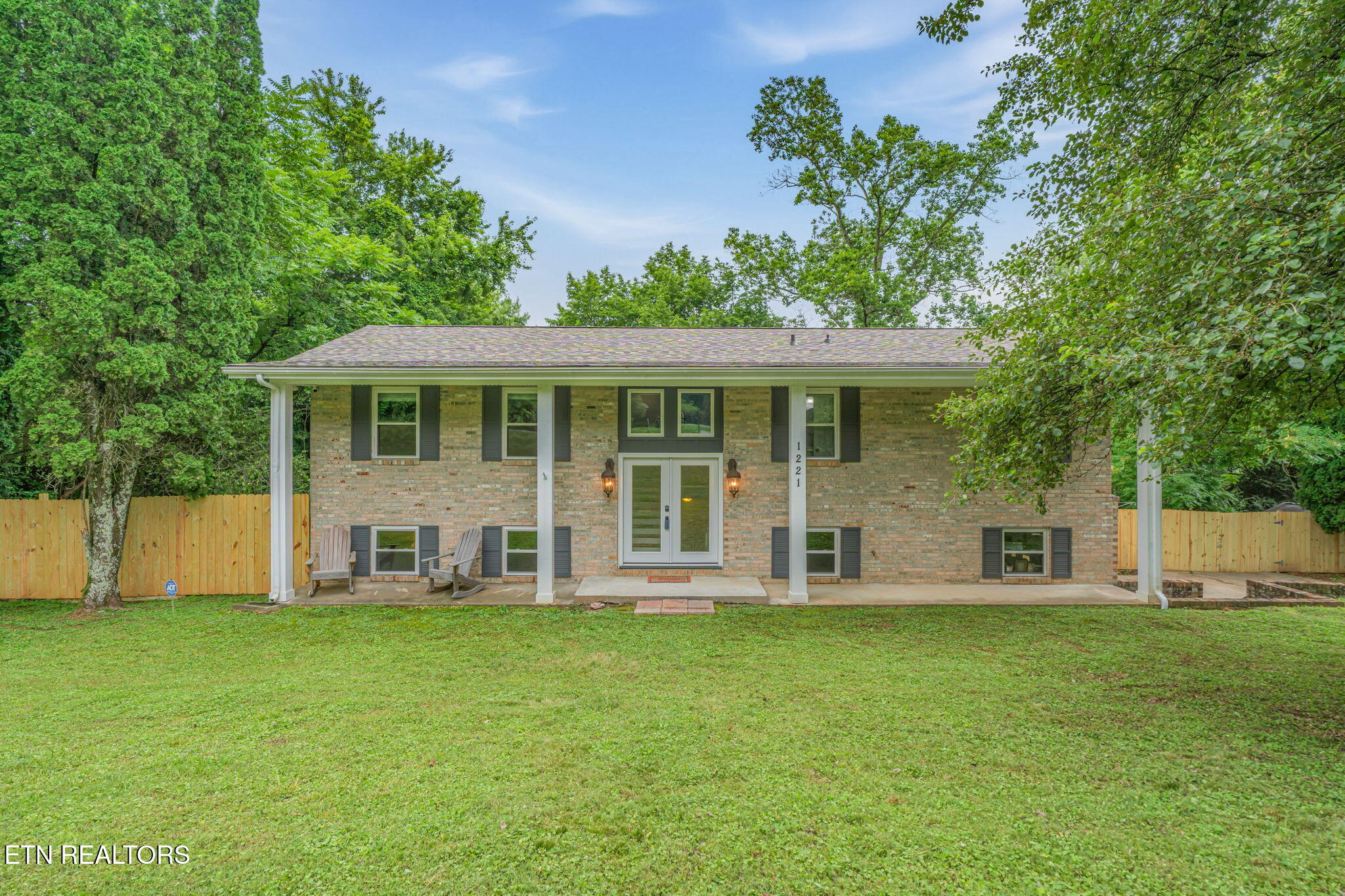 1221 Laurel Rd