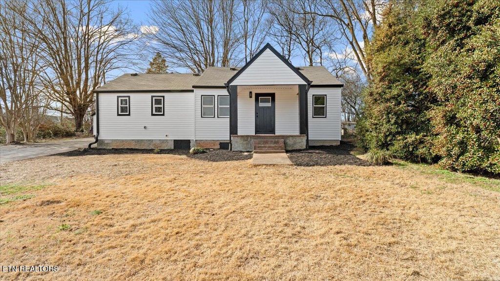 Photo of 105 Lenoir St, Sweetwater, TN 37874 (MLS # 1327511)