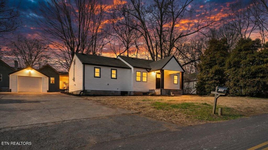 Photo of 105 Lenoir St, Sweetwater, TN 37874 (MLS # 1327511)