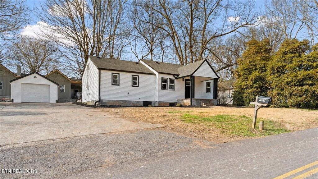 Photo of 105 Lenoir St, Sweetwater, TN 37874 (MLS # 1327511)