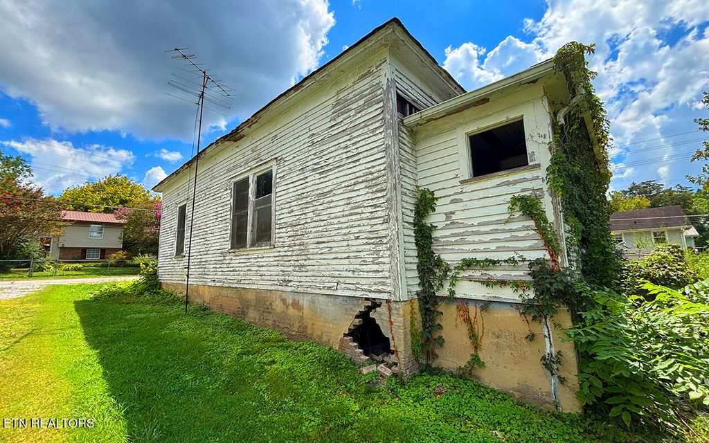 Photo of 300 Athens Pike, Etowah, TN 37331 (MLS # 1313064)