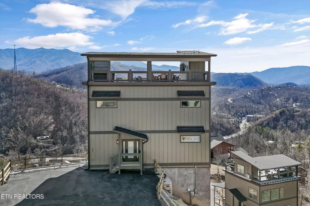 Photo of 287 Laurel Oaks Way, Gatlinburg, TN 37738 (MLS # 1334467)
