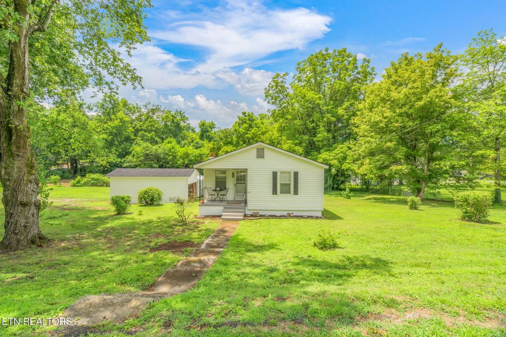 Photo of 209 E Winchester St, Rockwood, TN 37854 (MLS # 1309314)