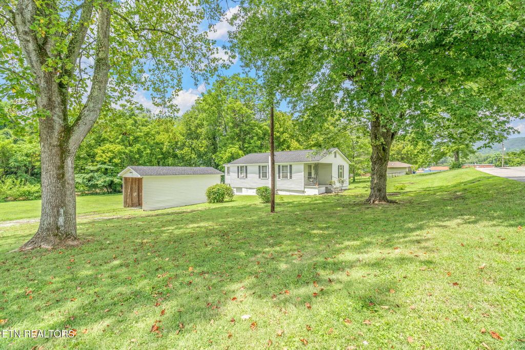 Photo of 209 E Winchester St, Rockwood, TN 37854 (MLS # 1309314)