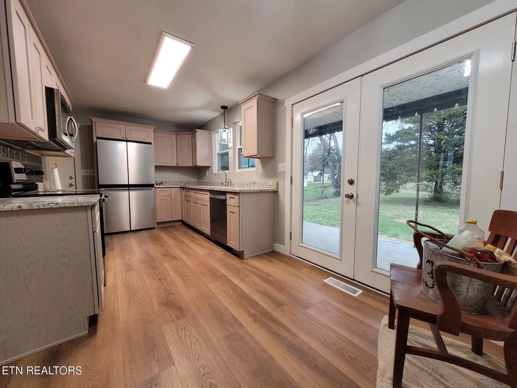 Photo of 941 Cemetery Rd, Oliver Springs, TN 37840 (MLS # 1325589)