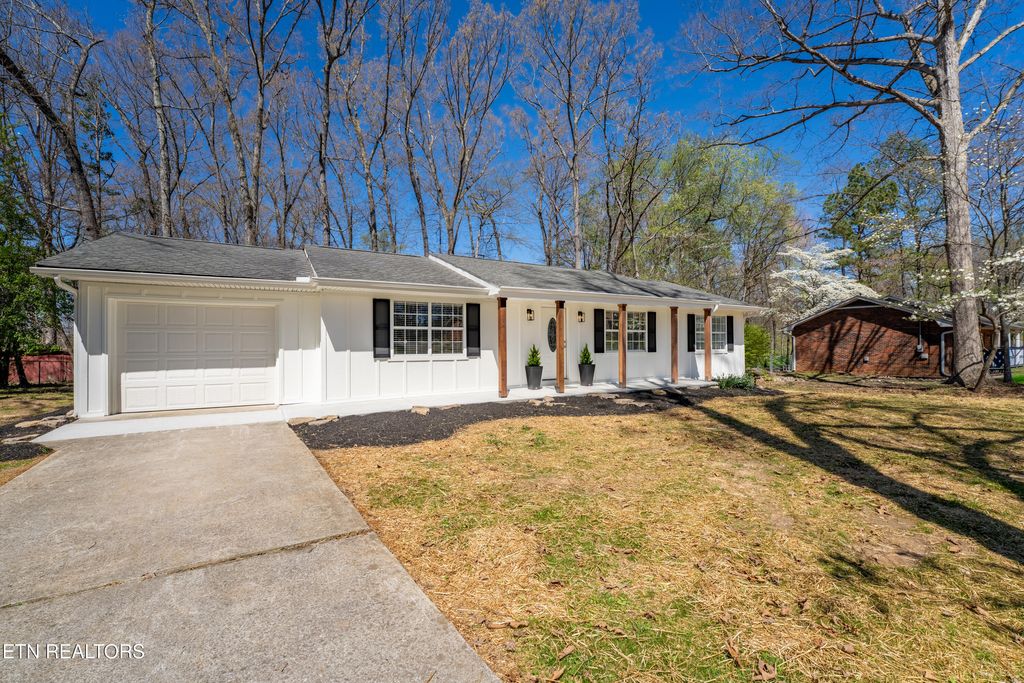 Photo of 935 Forest Heights Circle, Lenoir City, TN 37772 (MLS # 1334688)