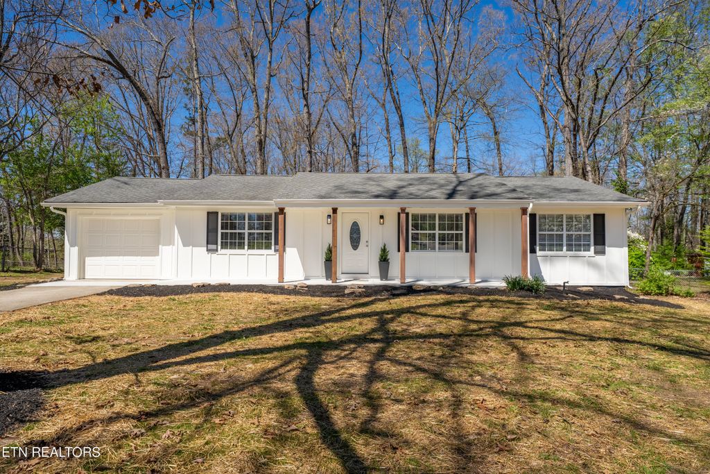 Photo of 935 Forest Heights Circle, Lenoir City, TN 37772 (MLS # 1334688)