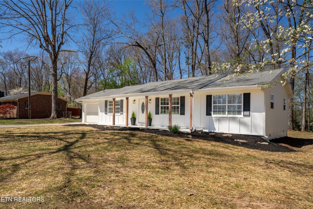 Photo of 935 Forest Heights Circle, Lenoir City, TN 37772 (MLS # 1334688)