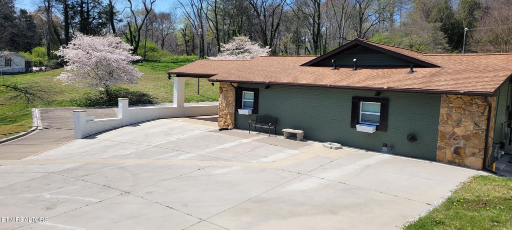 Photo of 413 Hollingsworth Circle, Clinton, TN 37716 (MLS # 1292912)