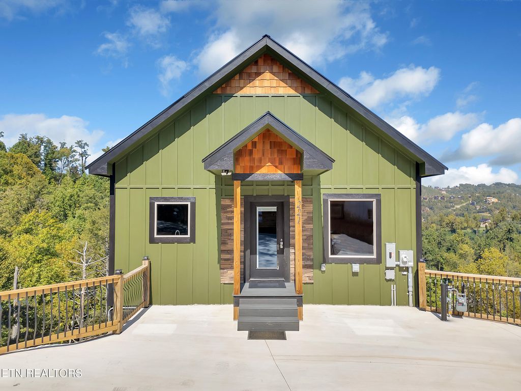 Photo of 221 Chimney Tops Way, Gatlinburg, TN 37738 (MLS # 1316076)