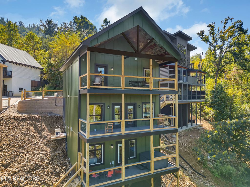 Photo of 221 Chimney Tops Way, Gatlinburg, TN 37738 (MLS # 1316076)