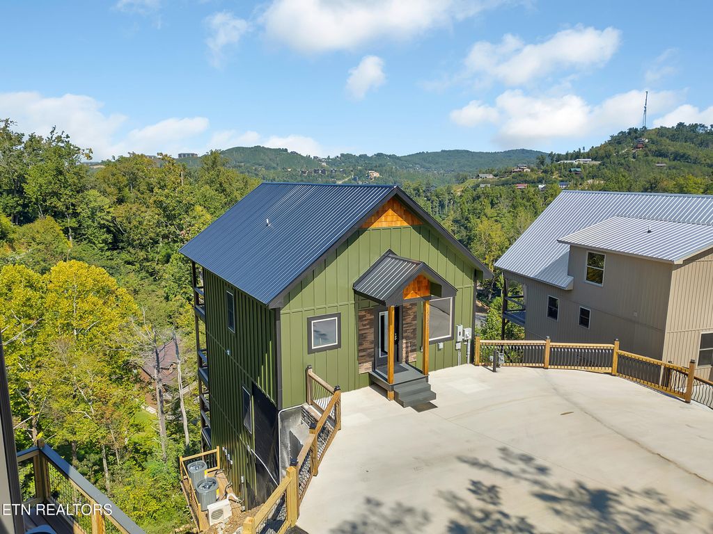 Photo of 221 Chimney Tops Way, Gatlinburg, TN 37738 (MLS # 1316076)