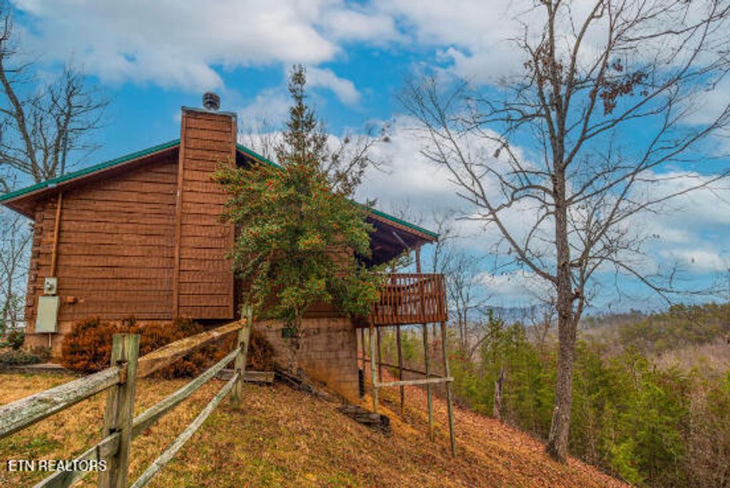 Photo of 3326 Bear Mountain Lane, Sevierville, TN 37876 (MLS # 1329374)