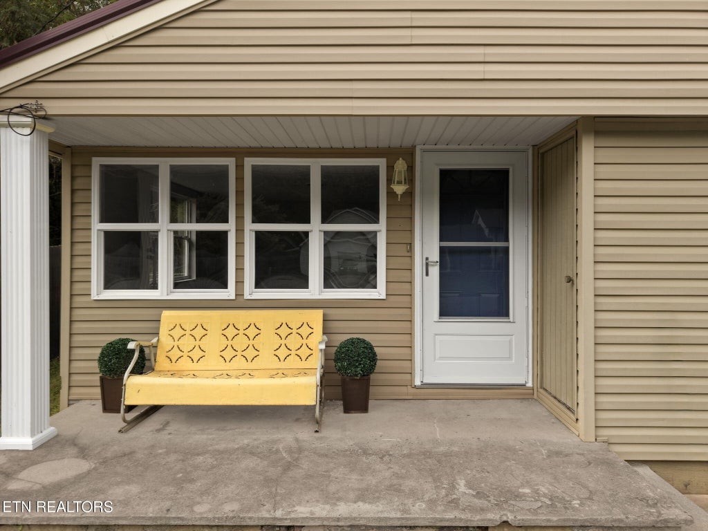 Photo of 402 N G St, Lenoir City, TN 37771 (MLS # 1356879)
