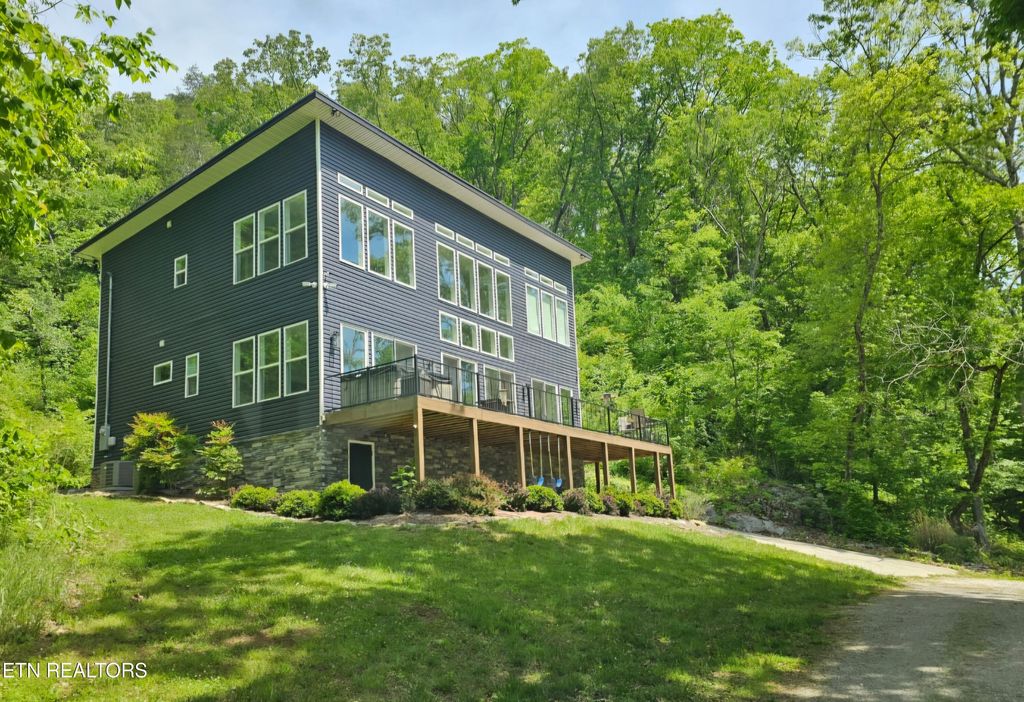Photo of 880 Skyline Drive, Harriman, TN 37748 (MLS # 1341282)