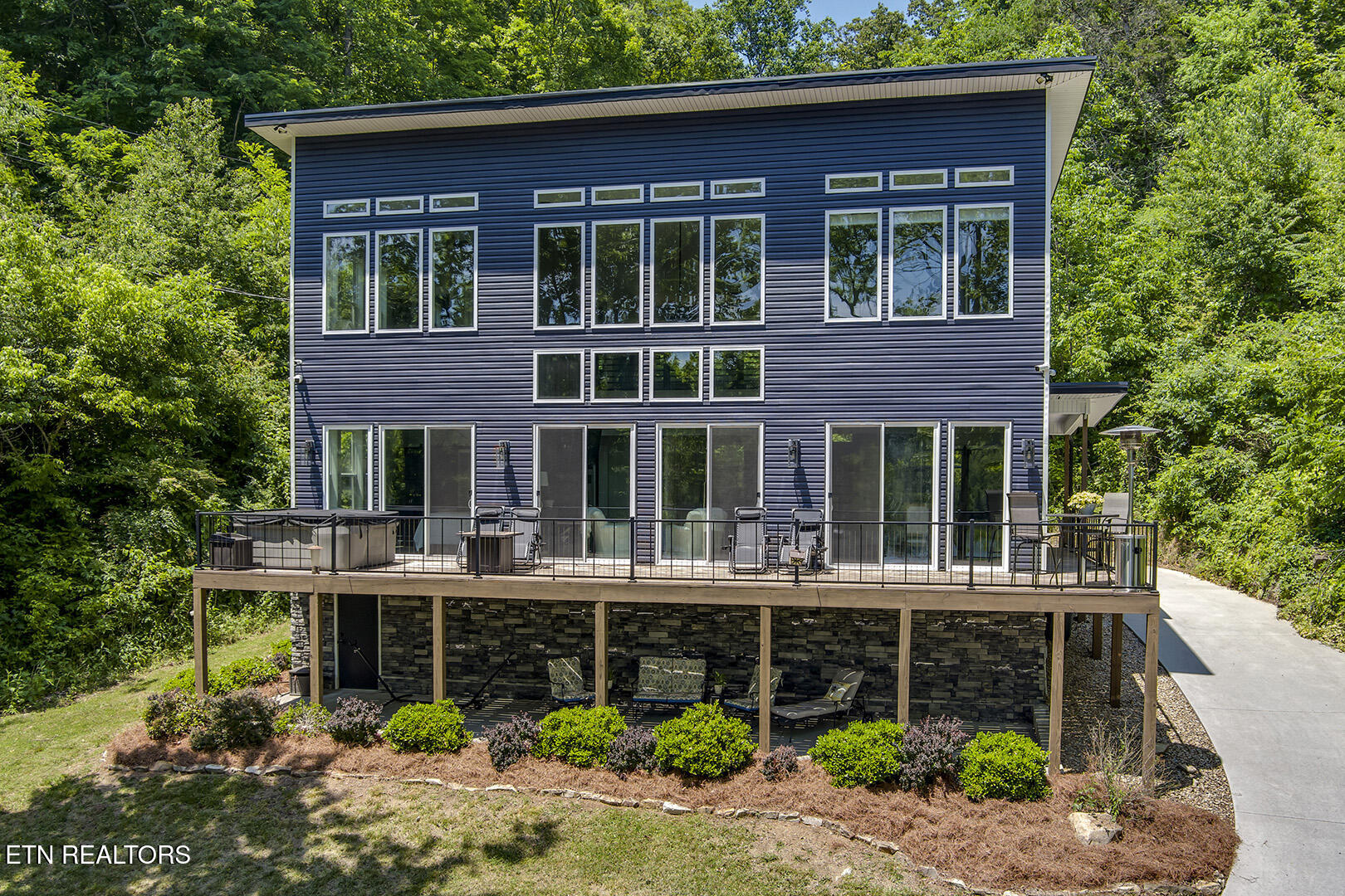 880 Skyline Drive