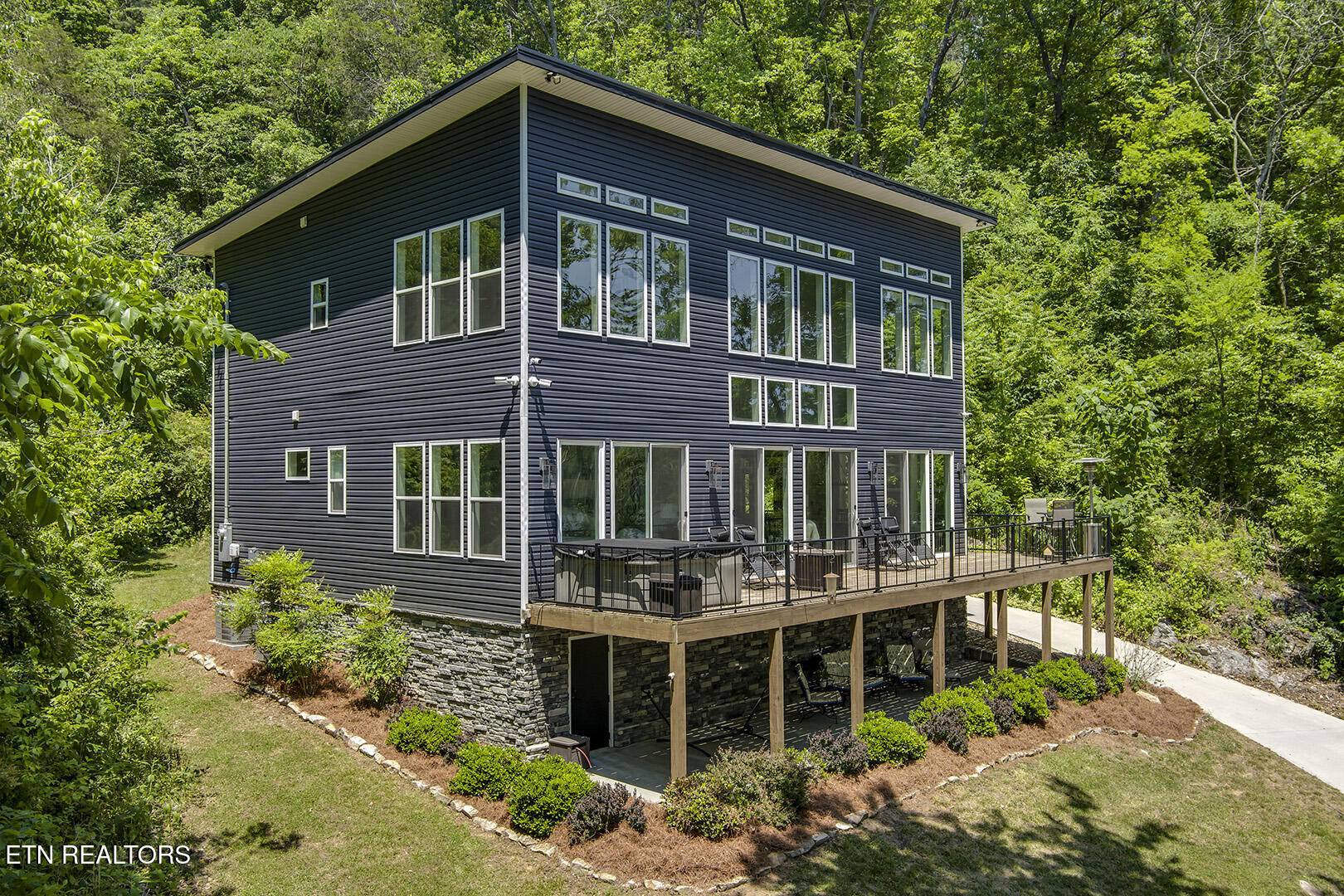 880 Skyline Drive