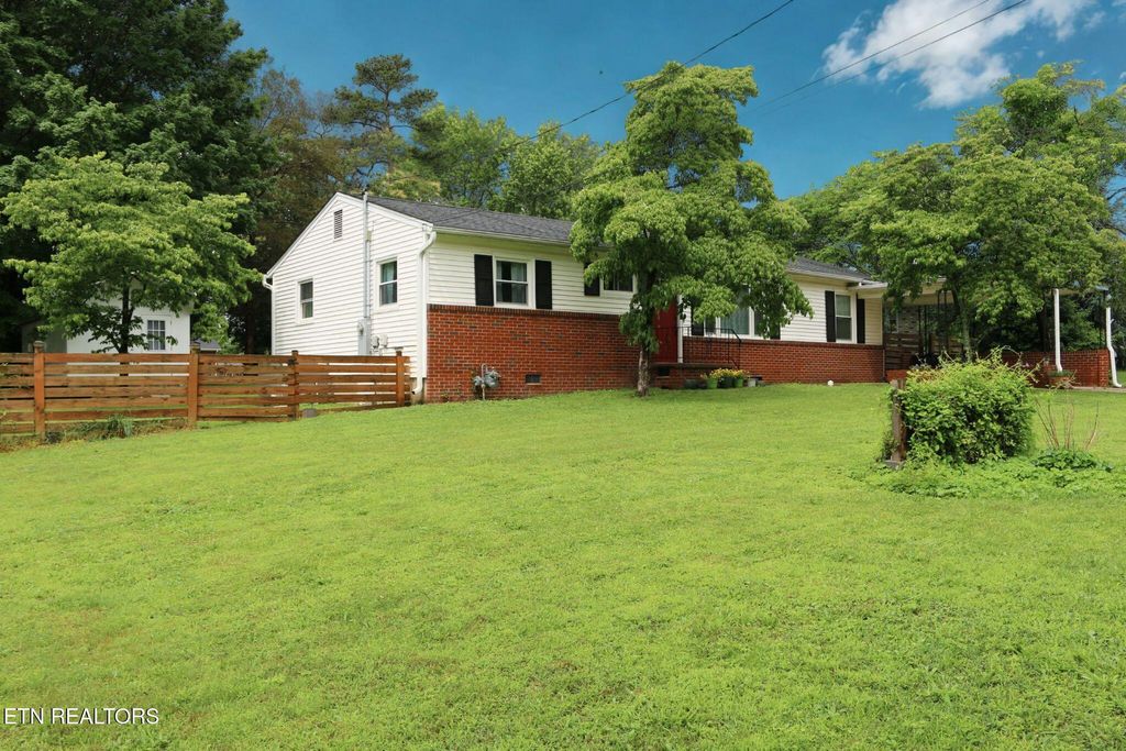 Photo of 8025 Sharp Rd, Powell, TN 37849 (MLS # 1306065)