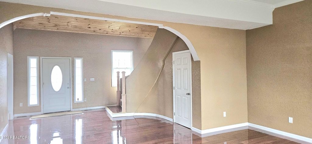 Photo of 901 Kyle St, LaFollette, TN 37766 (MLS # 1324340)