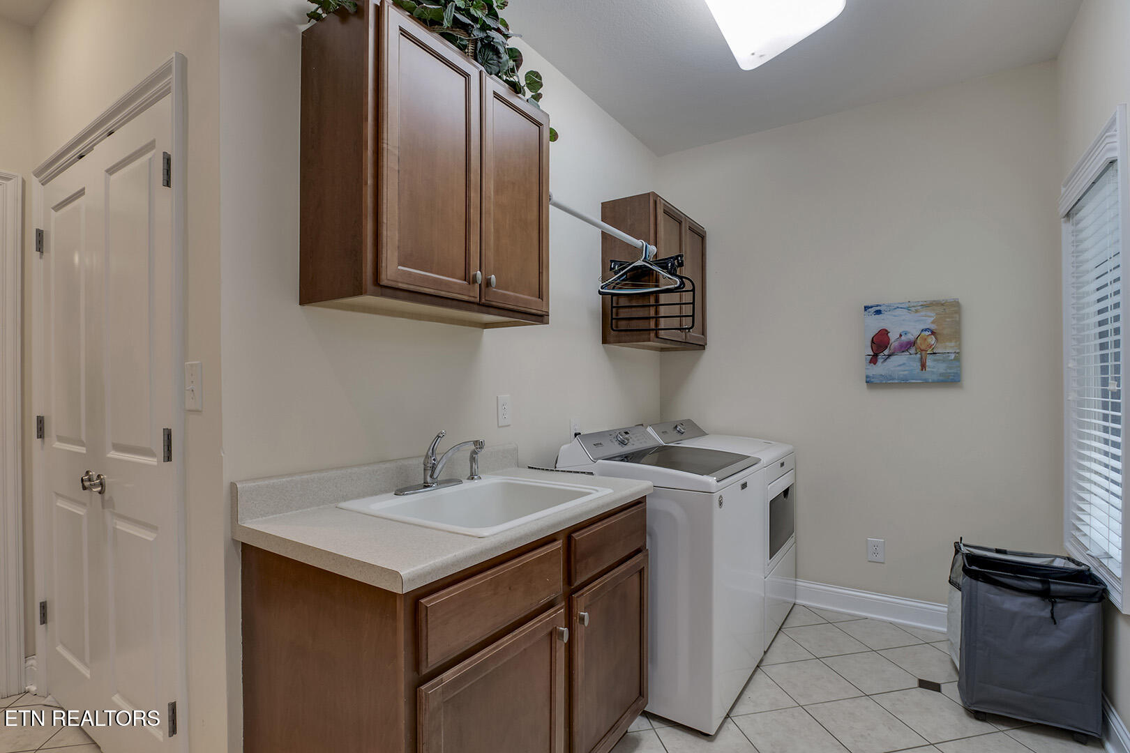 Loudon, Tennessee 37774, United States, 3 Bedrooms Bedrooms, ,3 BathroomsBathrooms,Residential,Pending,219537