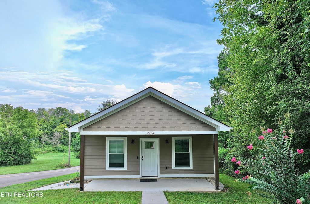 Photo of 2226 Riverside Drive, Knoxville, TN 37915 (MLS # 1336647)