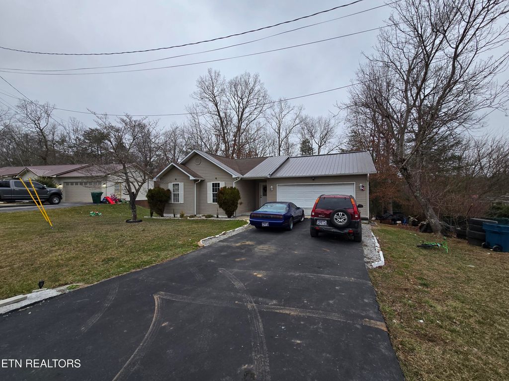 Photo of 121 Marymont Drive, Crossville, TN 38555 (MLS # 1327351)