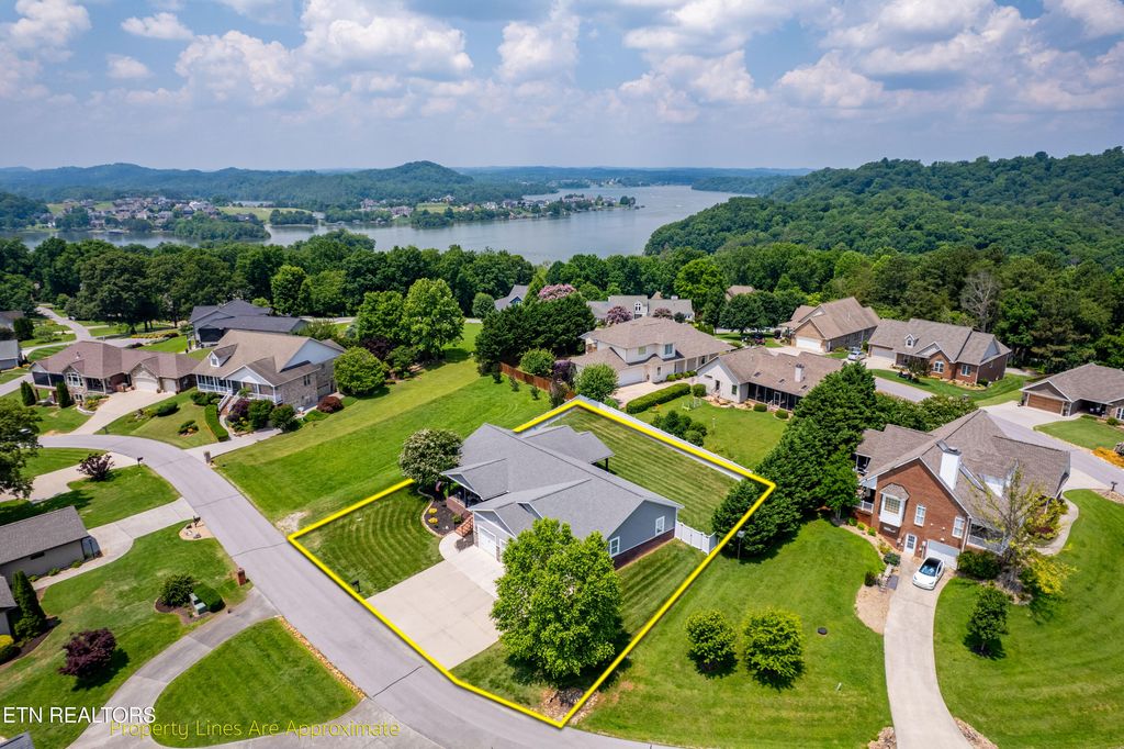 Photo of 119 Pointe Summit Drive, Greenback, TN 37742 (MLS # 1303735)