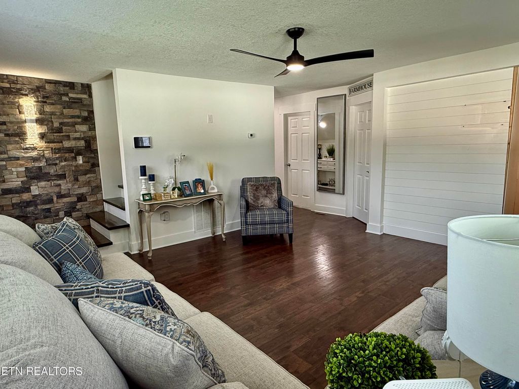 Photo of 107 Farmer Rd, Rockford, TN 37853 (MLS # 1318753)