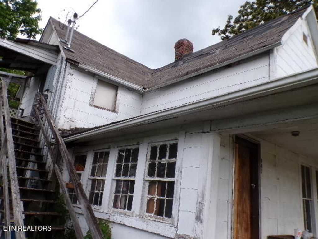 Photo of 941 Unaka St St, Harriman, TN 37748 (MLS # 1300454)