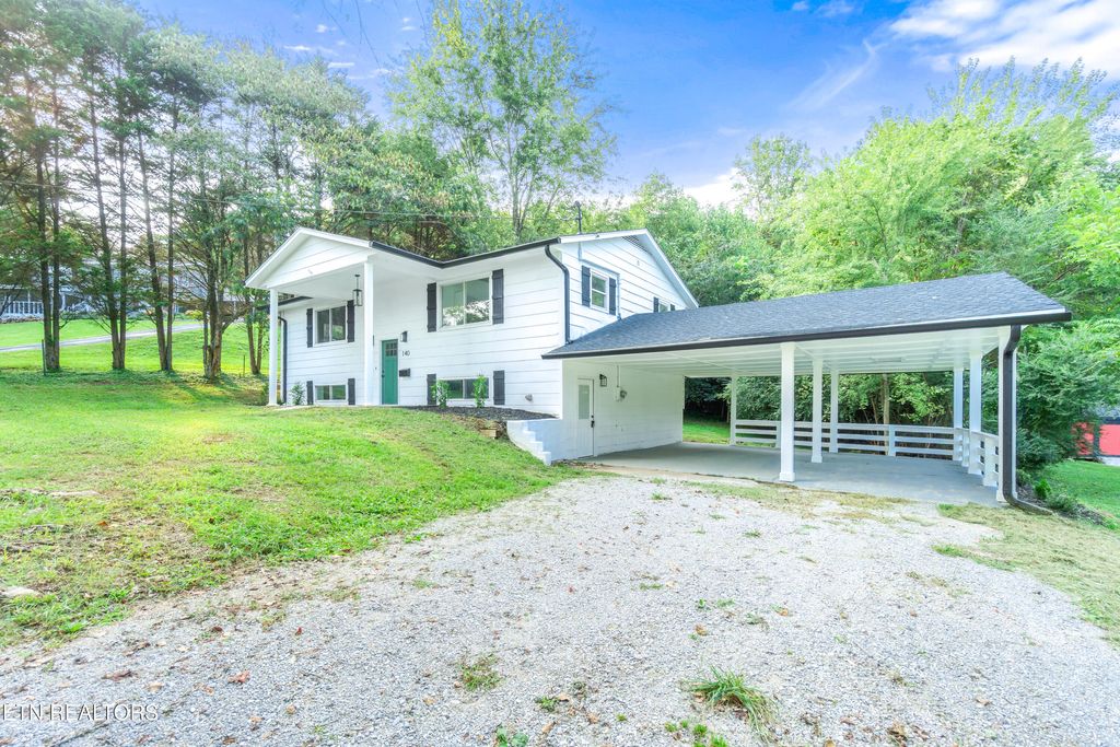 Photo of 140 Charles Place Pl, Harriman, TN 37748 (MLS # 1314944)