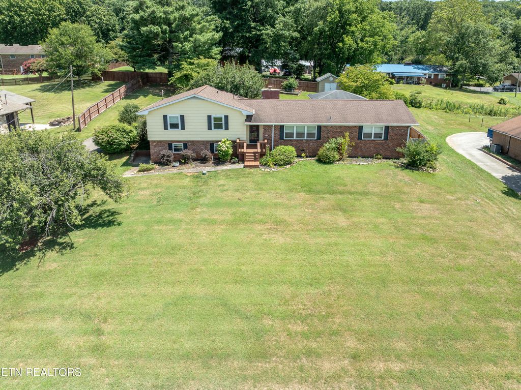 Photo of 1119 Scenic Hill Drive, Louisville, TN 37777 (MLS # 1308826)