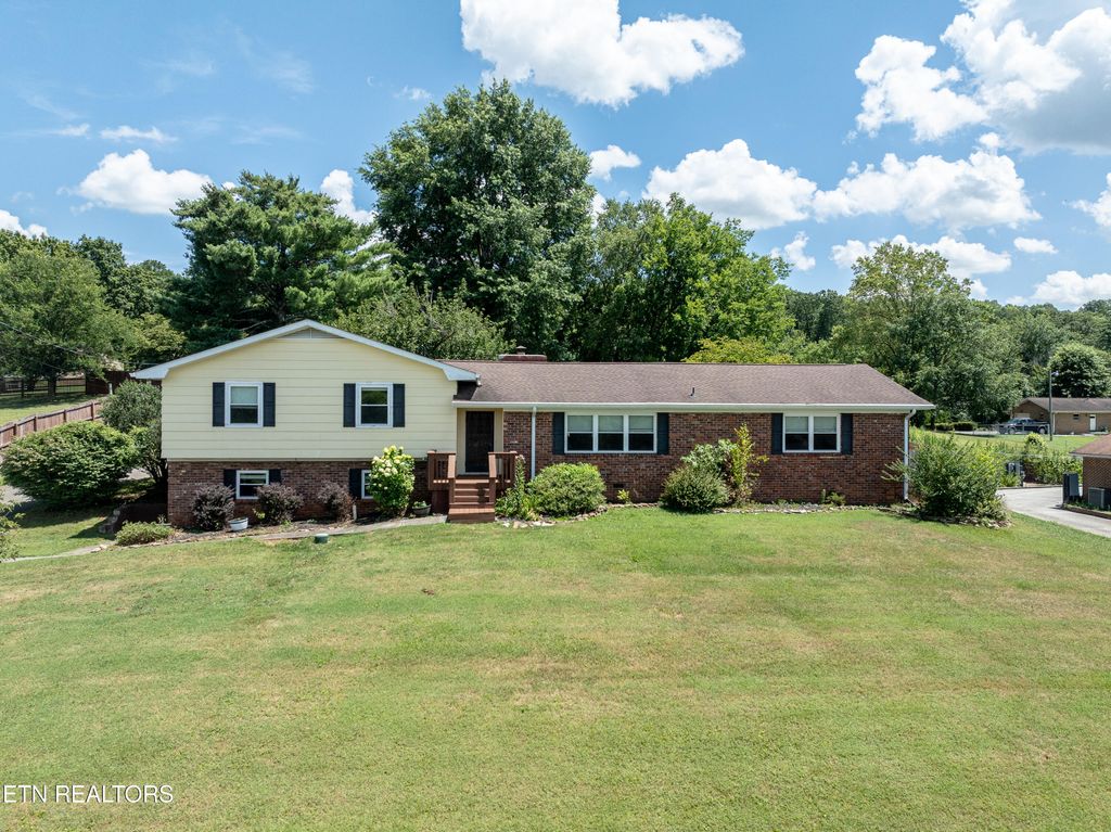 Photo of 1119 Scenic Hill Drive, Louisville, TN 37777 (MLS # 1308826)