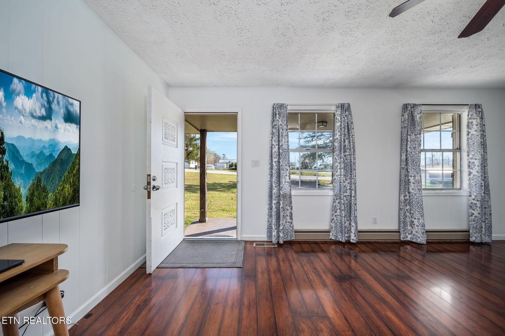 Photo of 308 N Rose St, Wartburg, TN 37887 (MLS # 1282477)