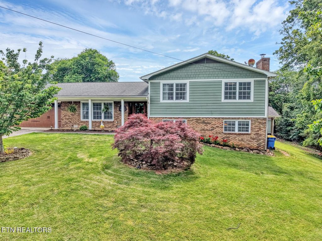 Photo of 929 Oxford Hills Drive, Maryville, TN 37803 (MLS # 1340260)