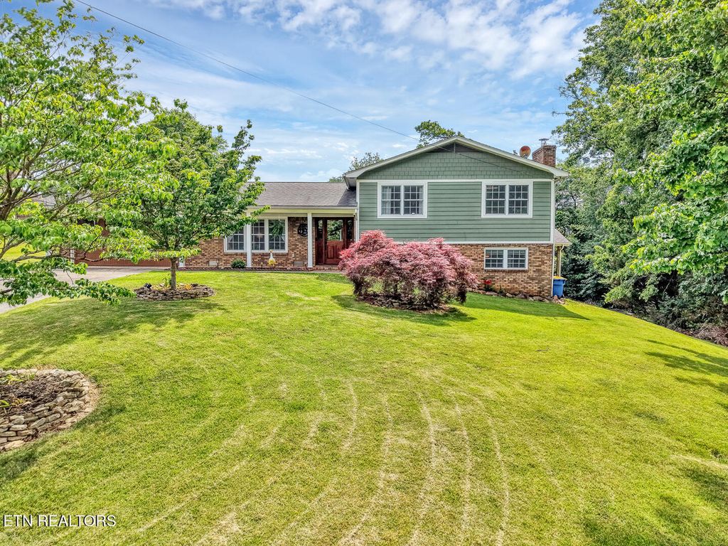 Photo of 929 Oxford Hills Drive, Maryville, TN 37803 (MLS # 1340260)
