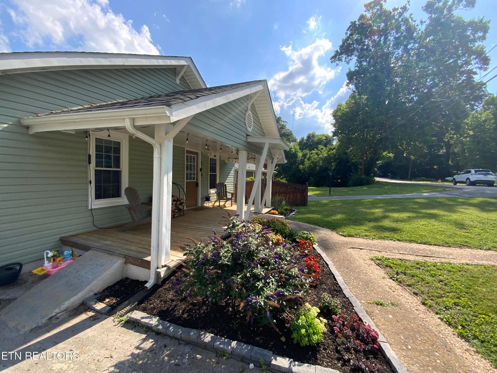 Photo of 510 Watauga Ave, Knoxville, TN 37917 (MLS # 1344626)